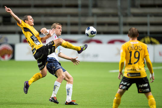 Kamp mellan Elfsborgs Henning Hauger och Gefles Johan Oremo