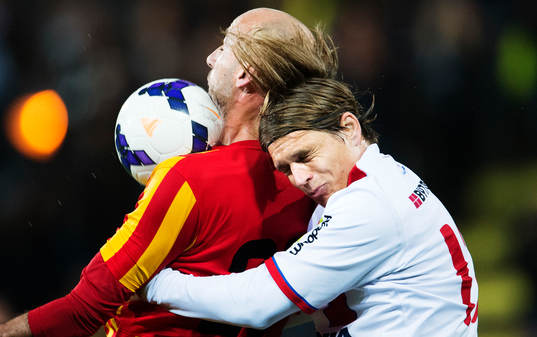 Syrianskas Dinko Felic i en luftduell med Assyriskas