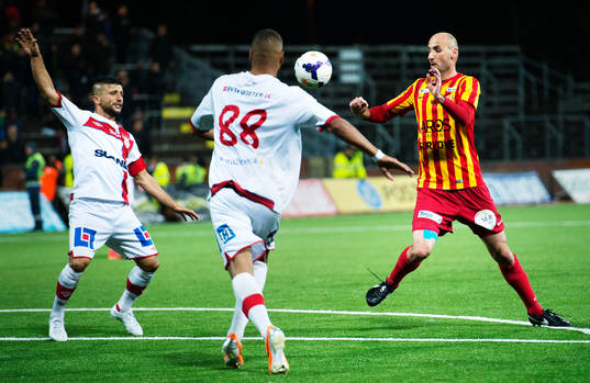 Assyriskas Sotiris Papagiannopoulos och Kyle Konwea utmanas