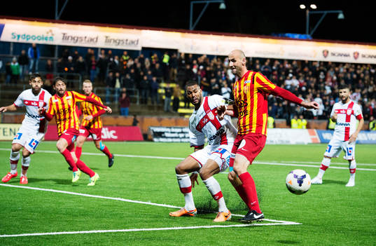 Assyriskas Kyle Konwea stoppar Syrianskas Dinko Felic