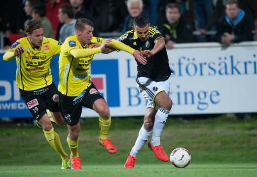 s Nabil Bahoui mot Mjällbys Danny Ervik och Daniel Nilsson i matchen i allsvenskan mellan Mjällby och AIK i Hällevik 24 september 2014.
