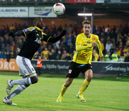 s Henok Goitom mot Mjällbys Jasmin Sudic  i matchen i allsvenskan mellan Mjällby och AIK i Hällevik 24 september 2014.