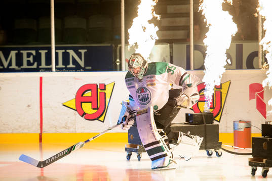 Rögles målvakt Stefan Ridderwall kommer in på planen