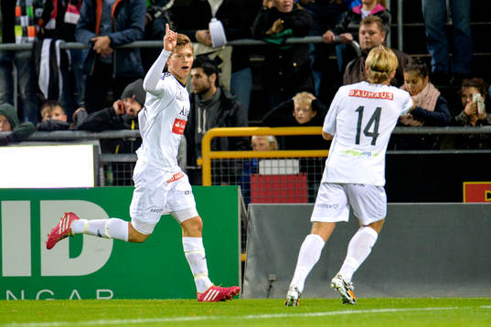 Brommapojkarnas Jesper Karlström jublar