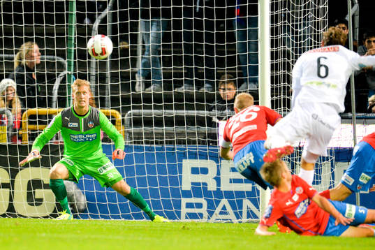 Brommapojkarnas Jesper Karlström gör 1-1 bakom Helsingborgs målvakt Pär Hansson