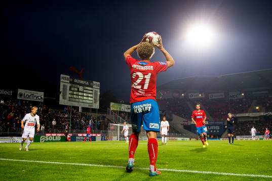 Helsingborgs Christoffer Andersson kastar inkast