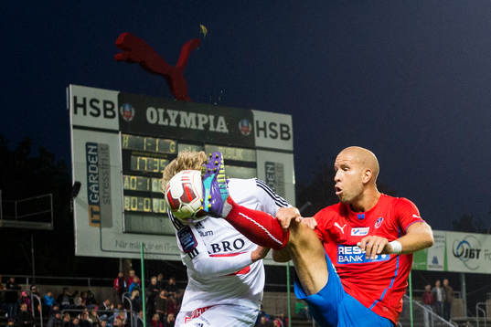 Helsingborgs Mattias Lindström med en hög spark mot Brommapojkarnas Tim Björkström