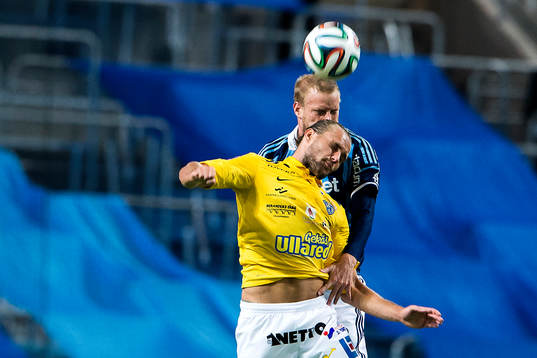 Djurgårdens Fredrik Stenman i en luftduell med Falkenbergs Johannes Vall