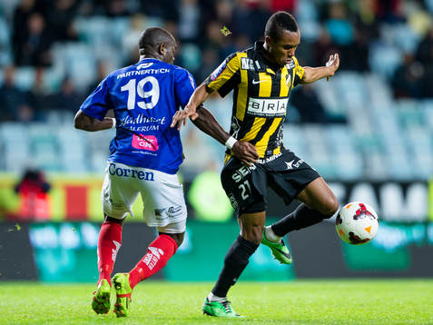 Åtvidabergs John Owoeri i kamp med Häckens Nasiru Mohammed