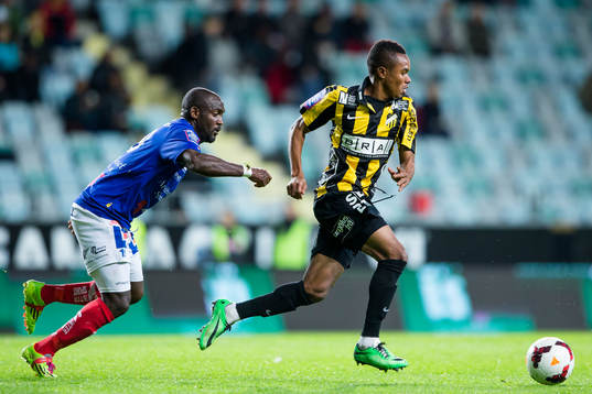 Åtvidabergs John Owoeri i kamp med Häckens Nasiru Mohammed