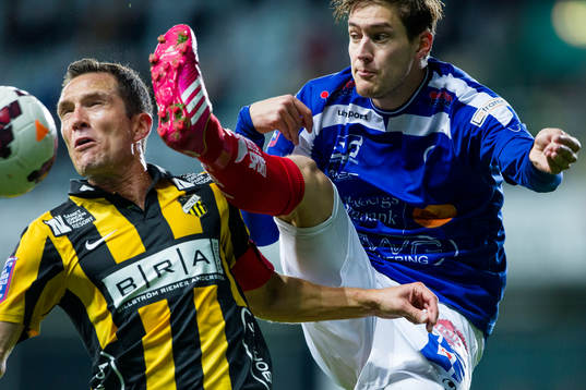 Häckens Martin Ericsson i kamp med Åtvidabergs Victor Sköld