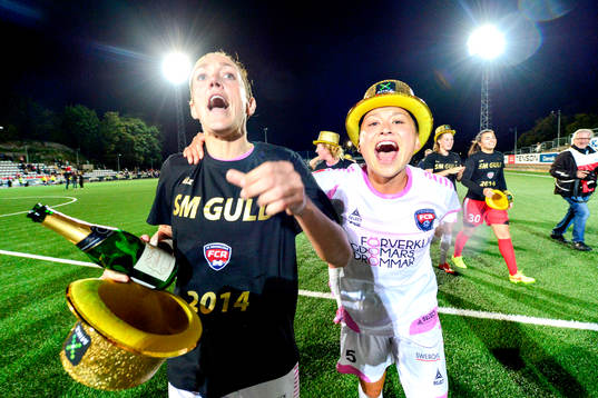 Rosengårds Therese Sjögran och Alexandra Riley jublar