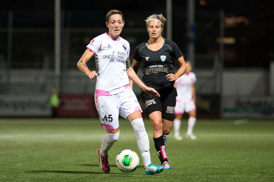 Rosengårds Therese Sjögran framför Göteborgs Lisa Ek