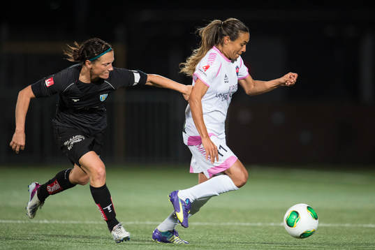 Göteborgs Marlene Sjöberg försöker få tag i