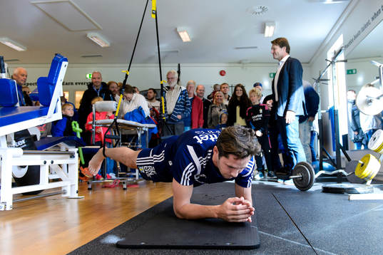 IFK Göteborgs Philip Haglund tränar medan klubbdirektör