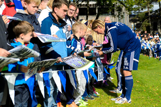 IFK Göteborgs Hampus Zackrisson skriver autografer