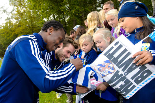 IFK Göteborgs May Mahlangu och Emil Salomonsson skriver