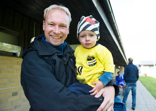IFK Hässleholms förre tränare Daniel Nilsson med en ny IFK-are  i matchen i division 3 mellan IFK Hässleholm och Saxemara i Hässleholm 27 september 2014.