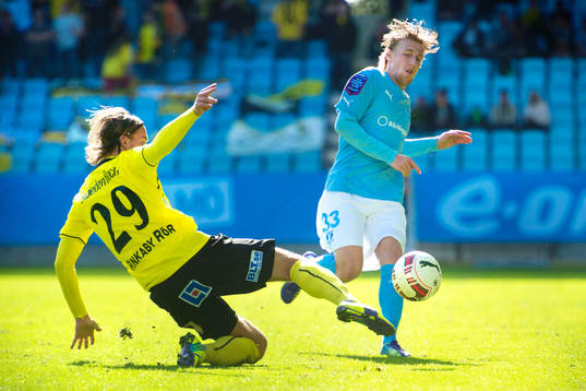 Malmö FFs Emil Forsberg fälls av Mjällbys Danny Ervik