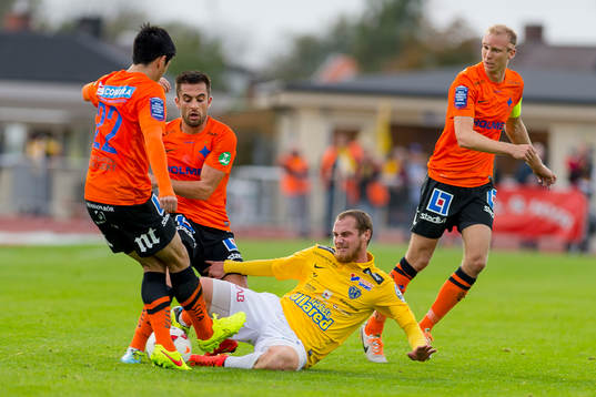 Falkenbergs Christoffer Carlsson i kamp med Norrköpings Christopher Meneses Barrantes och Andreas Johansson