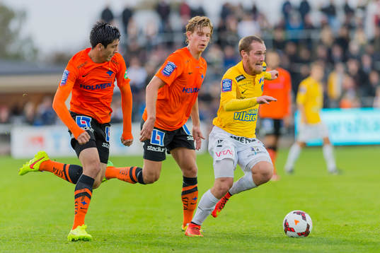 Falkenbergs Christoffer Carlsson jagas av Norrköpings David Boo Wiklander och Alexander Fransson
