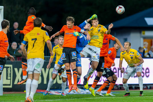 Norrköpings målvakt Marcus Sahlman boxar undan bollen