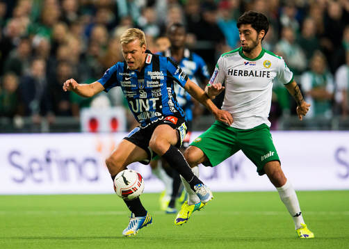 Sirius Johan Arneng i kamp om bollen med Hammarbys Nahir Besara