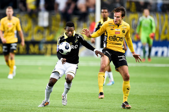 s Ibrahim Moro och Elfsborgs Viktor Prodell under fotbollsmatchen i Allsvenskan mellan Elfsborg och AIK den 28 september 2014 i Borås.