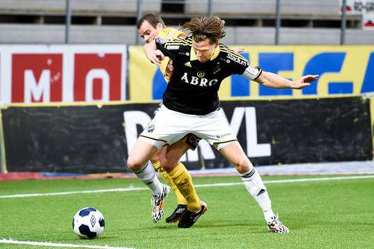 s Nils-Eric Johansson i kamp med Elfsborgs Henning Hauger under fotbollsmatchen i Allsvenskan mellan Elfsborg och AIK den 28 september 2014 i Borås.