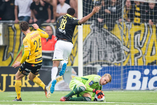 s målvakt Patrik Carlgren räddar anfall av Elfsborgs Viktor Prodell och får hjälp av AIK:s Noah Sonko Sundberg under fotbollsmatchen i Allsvenskan mellan Elfsborg och AIK den 28 september 2014 i Borås.