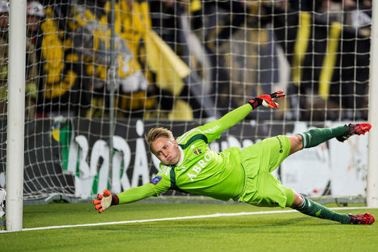 s målvakt Patrik Carlgren släpper in 1-0 under fotbollsmatchen i Allsvenskan mellan Elfsborg och AIK den 28 september 2014 i Borås.