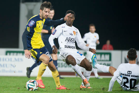 Ängelholms Muamet Asanovski och Syrianskas Success Chimankpa Nwosu