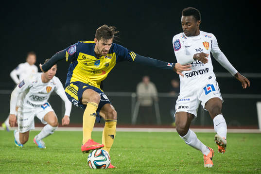 Ängelholms Muamet Asanovski och Syrianskas Success Chimankpa Nwosu