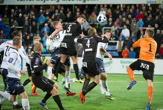 Gefles hörna räddas av Örebros målvakt Oscar Jansson 