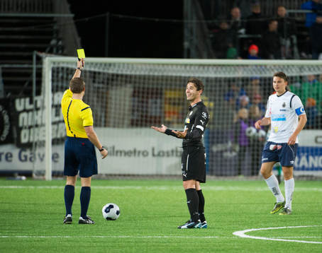 domaren Kristoffer Karlsson ger Gefles Marcus Hansson gult kort