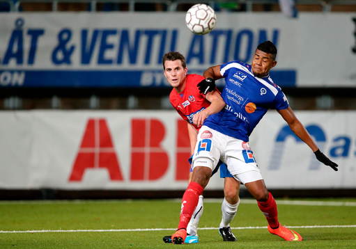 Helsingborgs Jesper Björkman och Åtvidabergs Ricardo Santos i kamp om bollen