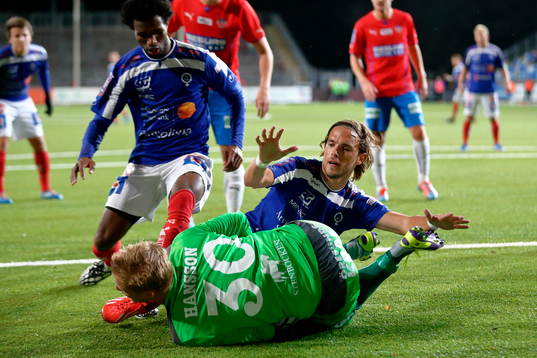 Åtvidabergs Mohamed Abubakari och Tom Pettersson framför Helsingborgs Pär Hansson