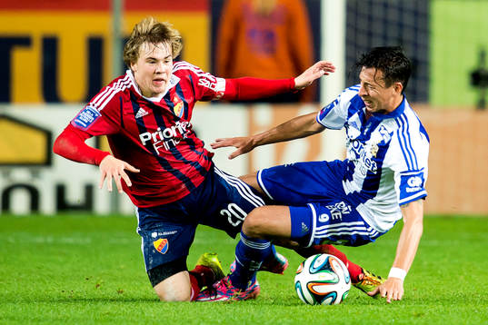 Djurgårdens Simon Tibbling i kamp med IFK Göteborgs Martin Smedberg Dalence