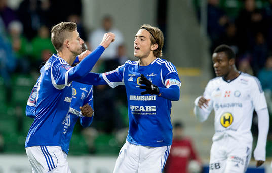 Sundsvalls Johan Eklund gratuleras av Dennis Olsson efter 2-0 målet