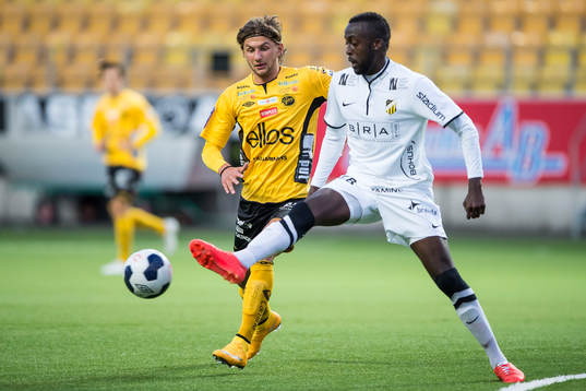 Häckens Ronald Mukiibi (h) och Elfsborgs Alibek Aliev (v)
