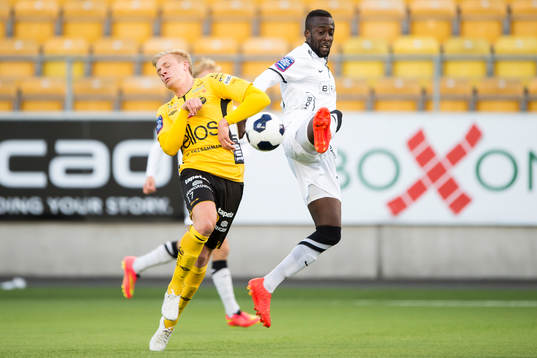 Häckens Ronald Mukiibi (h) och Elfsborgs Per Frick (v)
