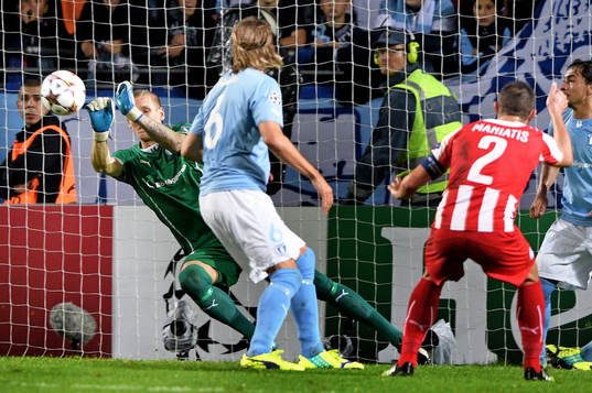 Olympiacos Giannis Maniatis skjuter med Malmö FFs målvakt Robin Olsen räddar