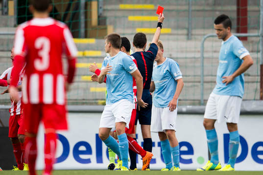 Malmö FFs Truls Verngren får rött kort