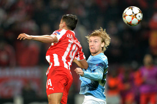 Malmö FFs Emil Forsberg i nickduell med Olympiacos Omar Elabdellaoui 