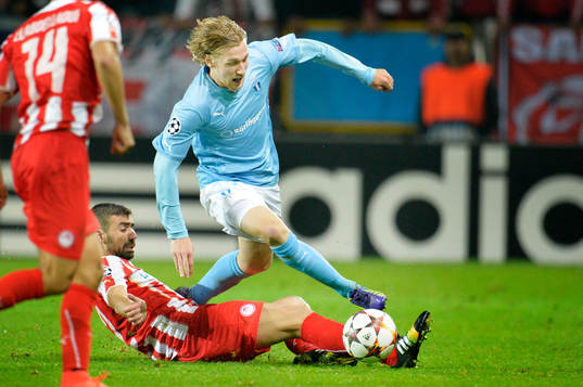Malmö FFs Emil Forsberg tar sig förbi Olympiacos Giannis Maniatis