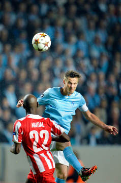 Malmö FFs Markus Rosenberg nickar framför Olympiacos Éric Abidal