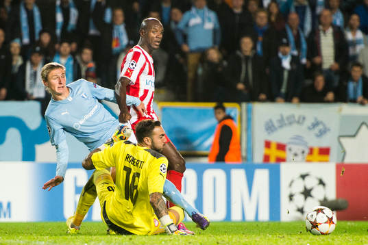 Malmö FFs Pawel Cibicki spelar bort Olympiacos målvakt Roberto och Eric Abidal och passar sedan en fri Markus Rosenberg som kan gör 2-0