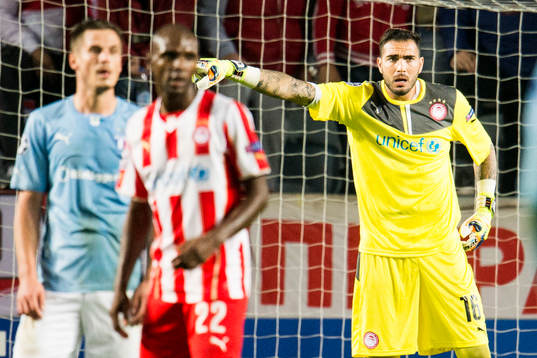 Olympiacos målvakt Roberto och i förgrunden Olympiacos Eric Abidal och Malmö FFs Markus Rosenberg