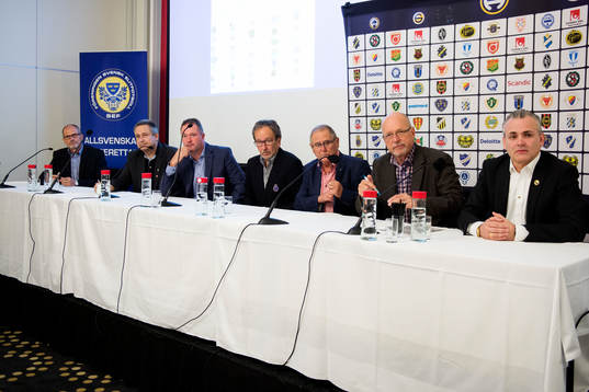 Lars-Christer Olsson, Mats Engqvist, Henrik Berggren, klubbchef Djurgården, Leif Lindstrand, ordförande Gefle, Lars-Erik Nilsson,  Falkenberg, Göran Johansson, ordförande Halmstad, Johan Segui, AIK, när en ny uppförandekod för samtliga 32 elitföreningar presenterades och signerades den 2 oktober 2014 i Malmö.