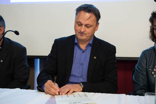 Urban Hagblom, ordförande GIF Sundsvall, när en ny uppförandekod för samtliga 32 elitföreningar presenterades och signerades den 2 oktober 2014 i Malmö.